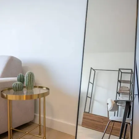 Bright Seaside With Balcony Apartment *